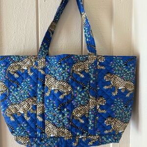 EXCELLENT PRINTFRESH Vibrant Blue Bagheera Indigo
Leopard Tote bag!
